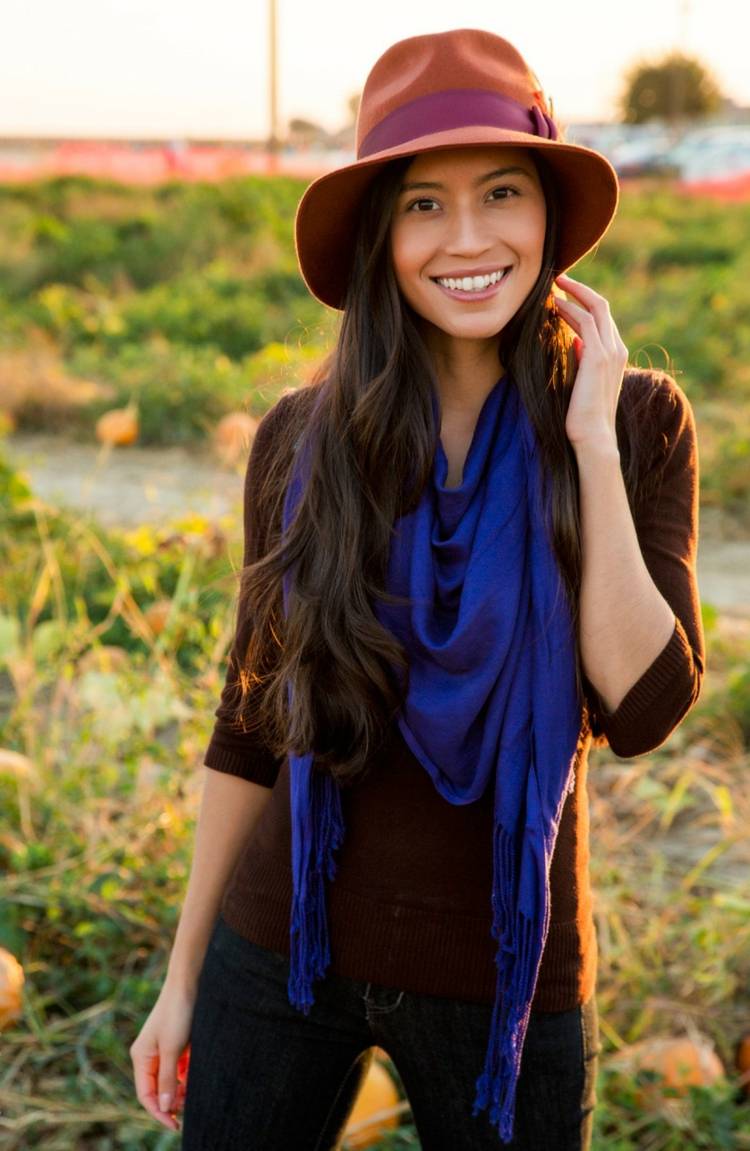 K šatke je možné nosiť aj ďalšie príslušenstvo jesenný outfit šatka kráľovská modrá bordová farba čiapka nápad