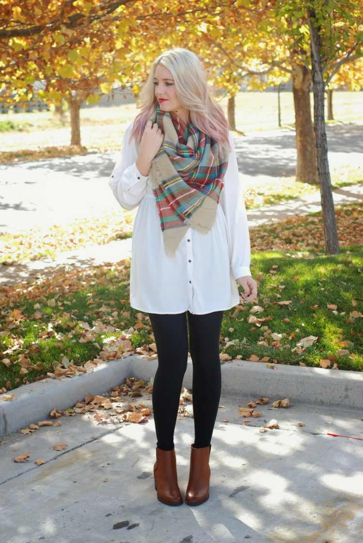 Farebná šatka ako akcent na bielej košeli jesenné outfity šál biele košele legíny hnedé čižmy kožené