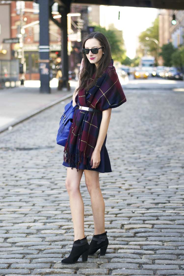 Ako zábal môžete nosiť široký šál jesenné outfity hodiť nápadné čižmy čierna kráľovská modrá kabelka