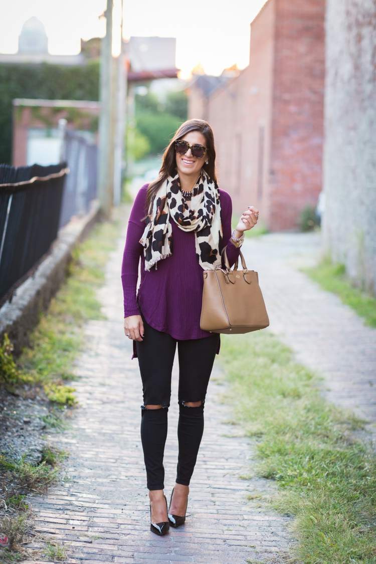 Outfit pozostávajúci zo šatky so zvieracími motívmi a blúzky vo fialovej farbe jesenné outfity šatka zvierací motív top fialové moderné legíny