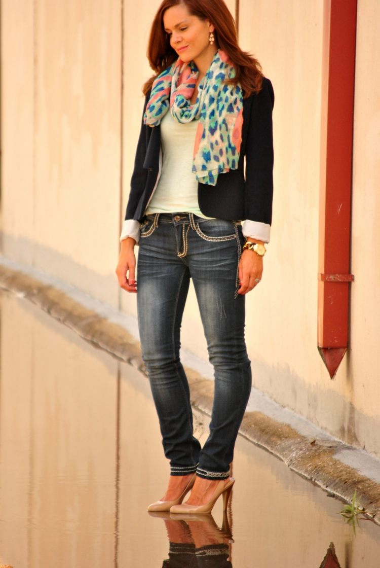 Elegantná šatka a námornícky blejzer jesenné outfity šatka hodváb viacfarebné námornícke sako vysoké podpätky rifle