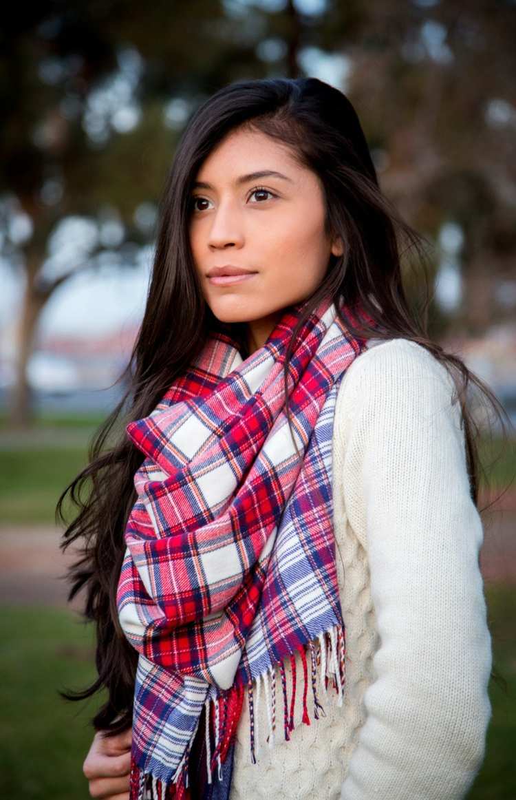 Tartanové vzory sú trendy, pokiaľ ide o šatky jesenné outfity šatka tartan nápad moderný biely sveter