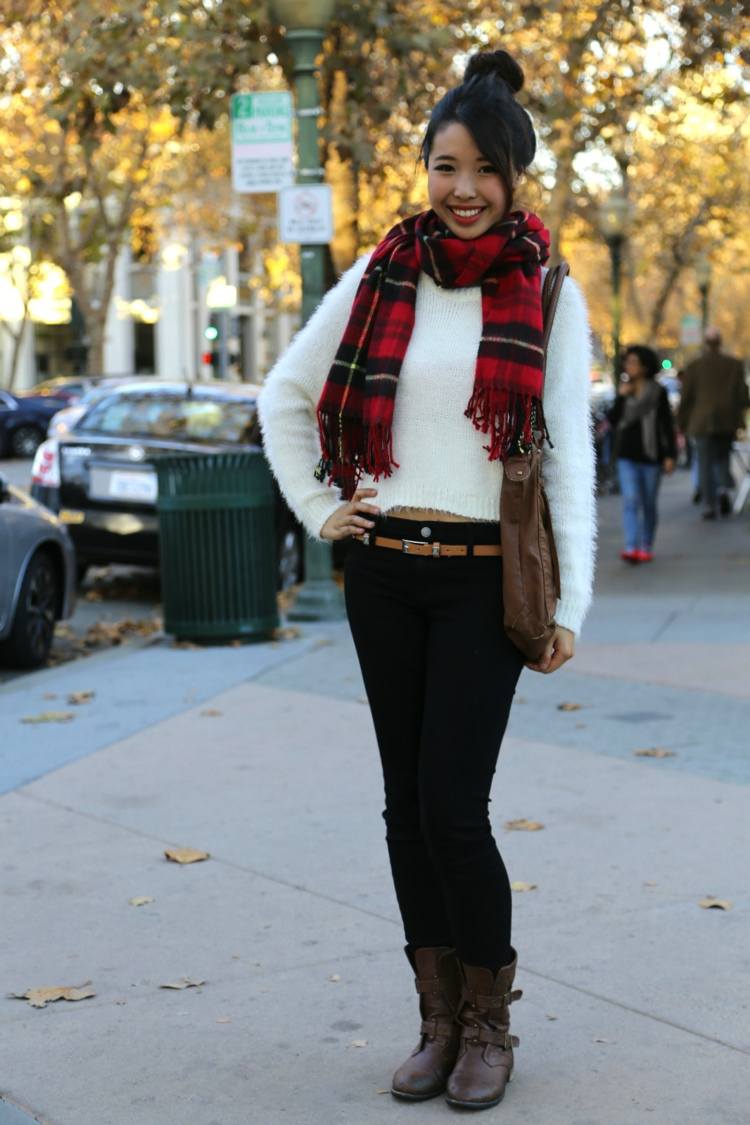 Na jeseň si obujte čižmy jesenné outfity šatka červené čierne nohavice biely pulóver