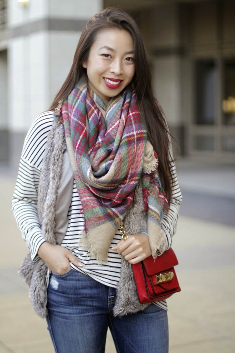 Károvaná šatka na jeseň v pastelových tónoch jesenné outfity šatka ružová béžová károvaná kabelka červený pásik top