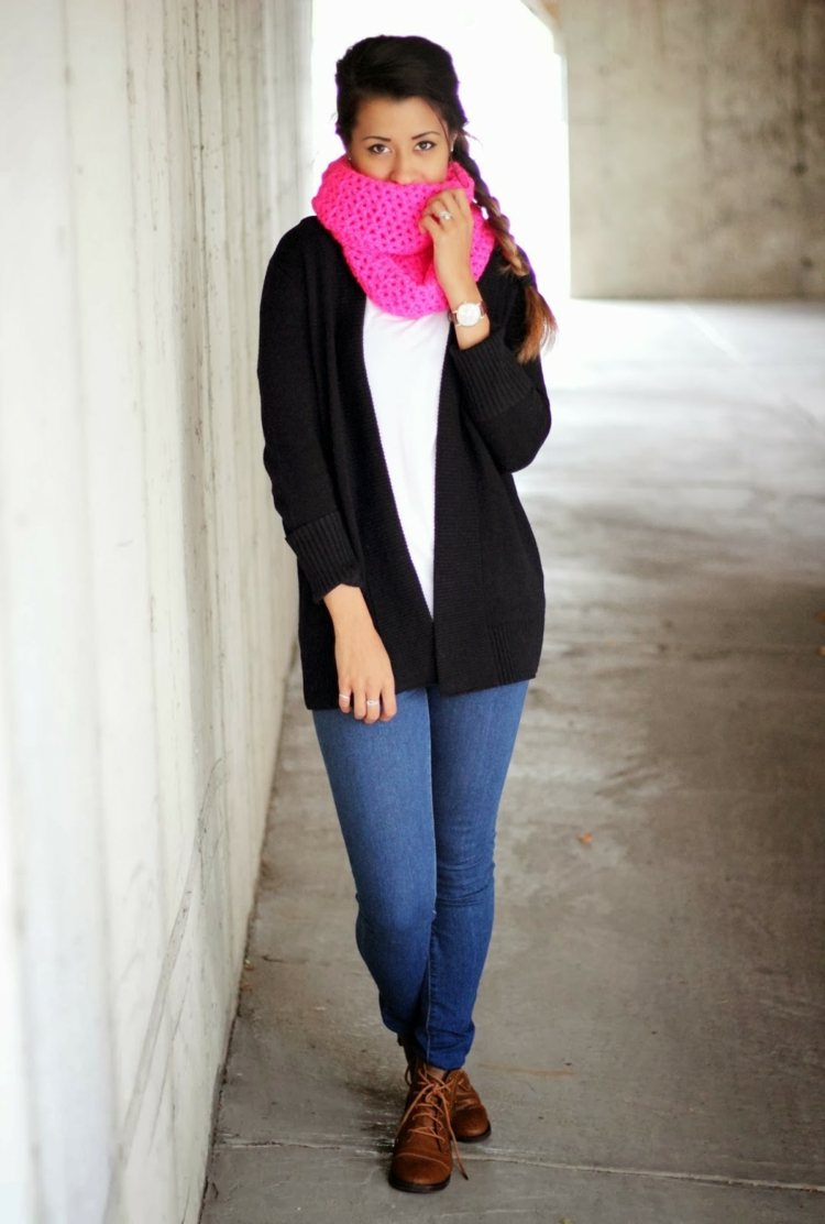 Šál môžete použiť ako farebný akcent na neutrálny outfit jesenné outfity šál neónová ružová bunda čierne topánky hnedá koža