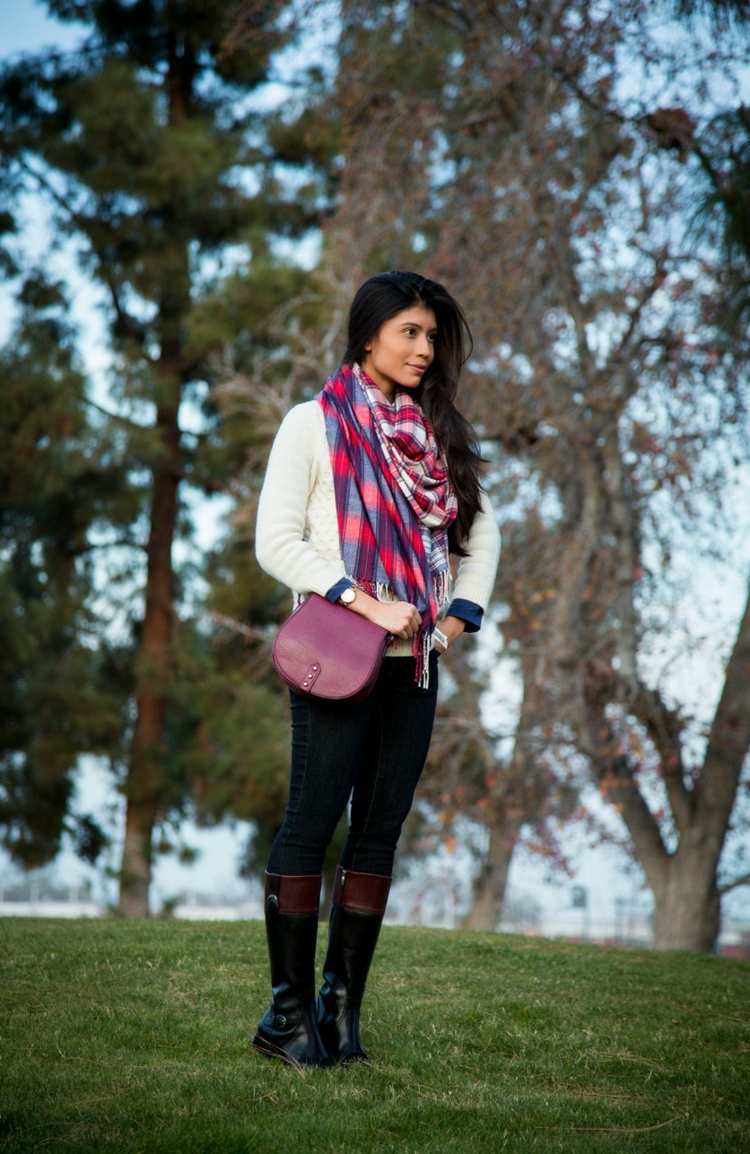 Skombinujte dve šatky v rôznych farbách jesenné outfity šatka kombinácia dvoch čižiem hnedá čierna