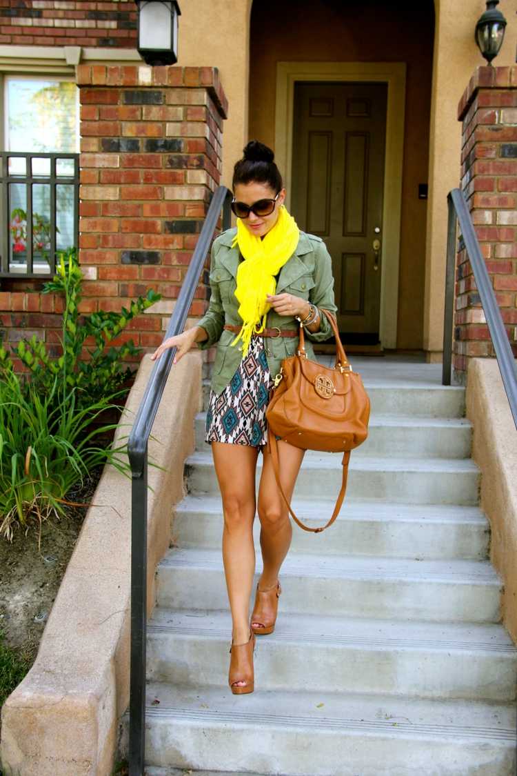 Tip na outfit na teplejšie jesenné dni s krátkymi šatami jesenné outfity šatka žiarivo žlté šaty teplé khaki blúzky drdol účes