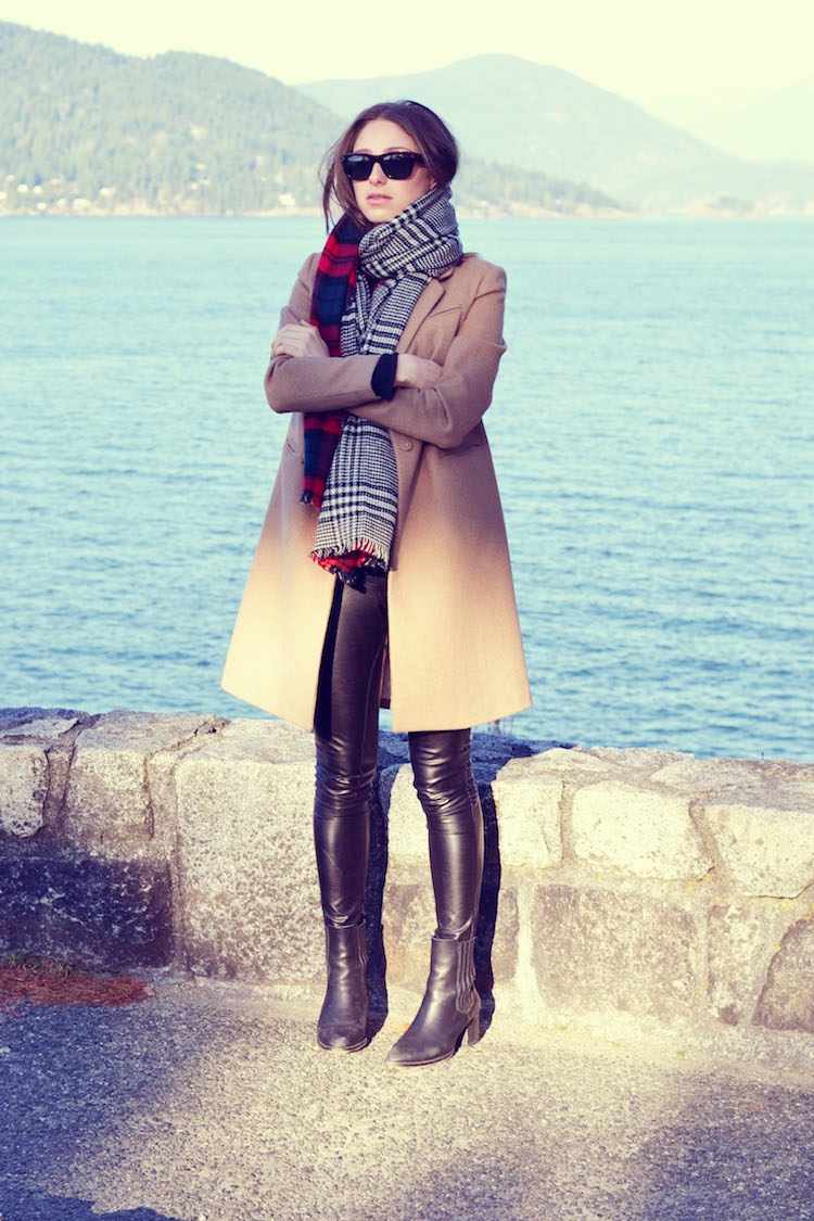 Obojstranná šatka s jesenným kabátom jesenné outfity šatka studený kabát béžové kožené nohavice dámsky look