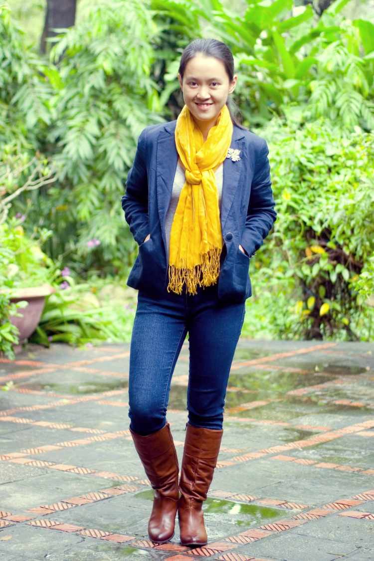 Oblečený v žltej šatke s modrou koženou bundou jesenné outfity šatka žltý prízvuk modrá kožená bunda rifle čižmy