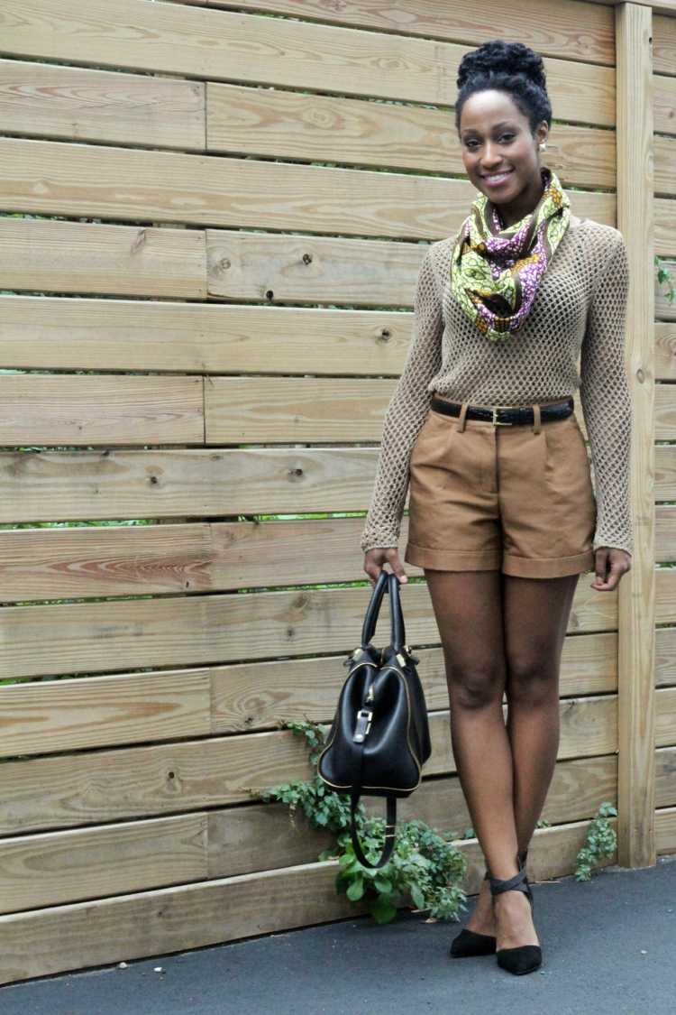 Jesenný outfit s priehľadným svetrom, farebnou šatkou a béžovými šortkami jesenné outfity šatka farebné hodvábne šortky béžová pulover transparentná