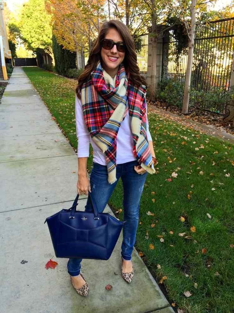 Pestrofarebná šatka je tu zvláštnosťou jesenné outfity šatka farebný doplnok tmavomodrá taška dámy