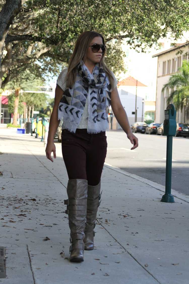 Jesenný outfit s hnedými nohavicami a šatkou s geometrickým vzorom jesenné outfity šatka aztécky vzor nohavice sivé čižmy