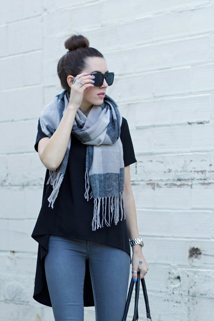 Šál si príde na svoje s updo jesenné outfity so šálovou károvanou látkou sivé nuansy nohavice modrosivý drdol