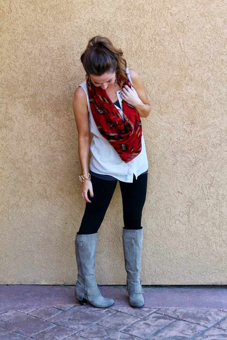 Červená šatka z jemnej látky jesenné outfity so šatkou červené čižmy sivá podkolienka biela