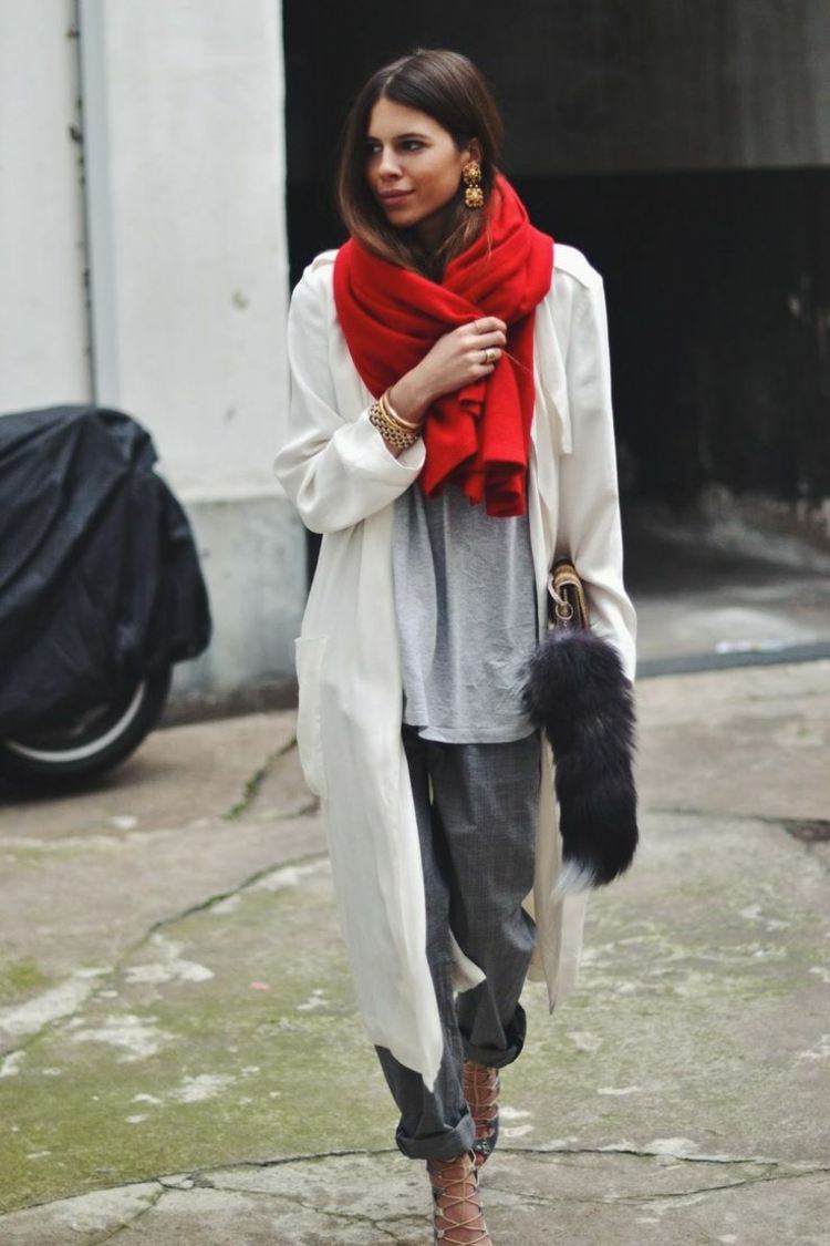 Jesenné outfity so šatkou - červený akcent na monochromatickom oblečení jesenné outfity so šatkou červený akcent bielo šedé oblečenie