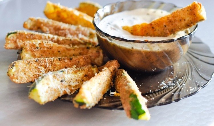 Jesenné recepty brunch-nápady-pečené-cukety-tyčinky-parmezán-kôrka