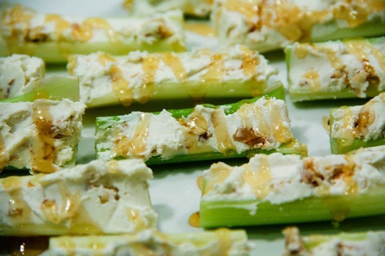 jesenné recepty-nápady na brunch-vlašské orechy-smotana-syr-plnené-zelerové tyčinky