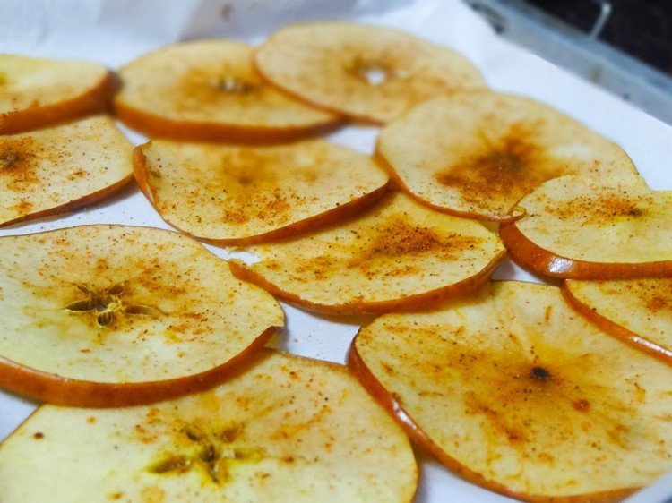 jesenné recepty-nápady-brunch-nápady-plátky jablka-škorica-piecť