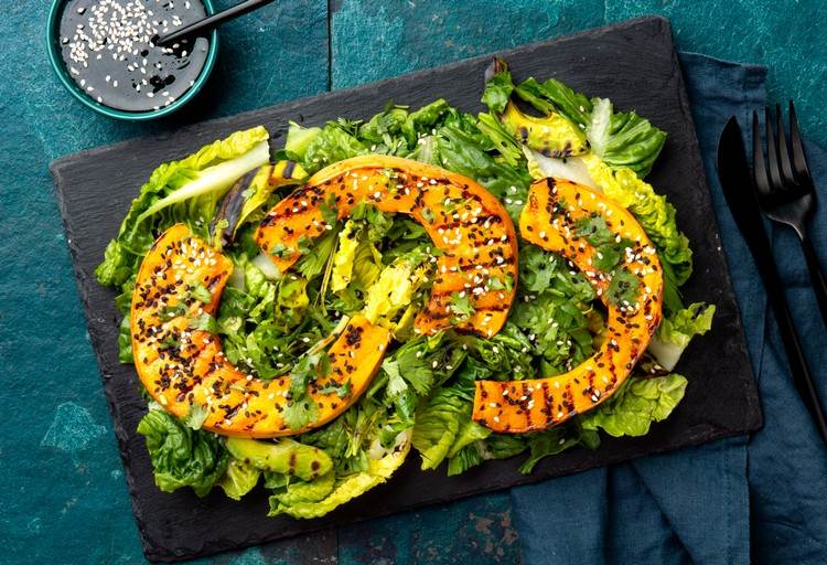 vyprážaná tekvica s hlávkovým šalátovým dresingom