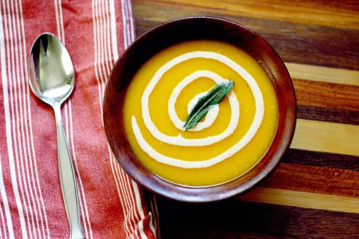 Zeleninová krémová polievka so šľahačkou 12 zeleninová polievka krémová smotana jesenný recept misa