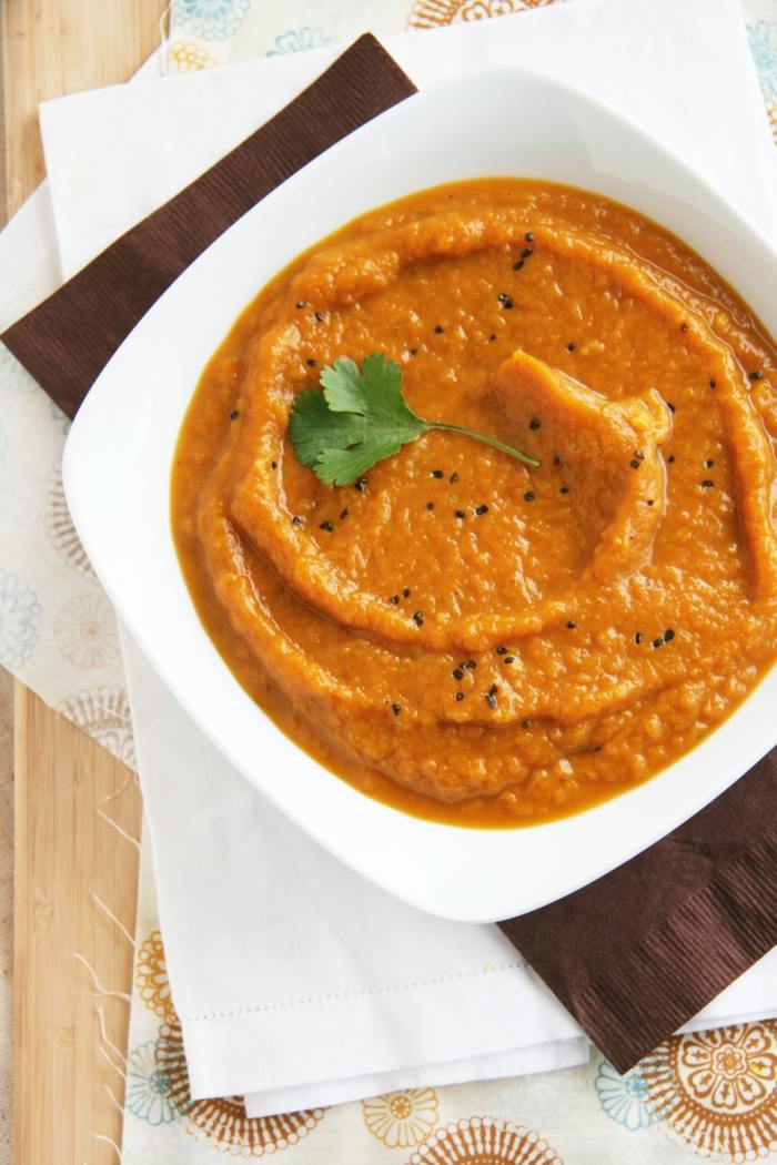 Jesenná krémová polievka krémová polievka jesenná petržlenová vňať potraviny zdravý recept zber zeleniny