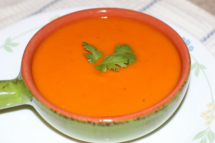 Paradajková polievka nie je obľúbená len na jeseň jesenná polievka recepty krémová polievka paradajky petržlenová vňať korenie