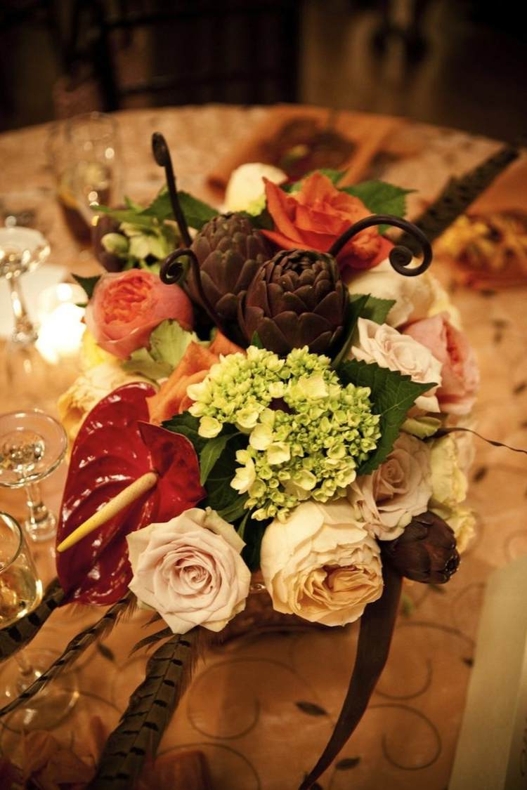 jesenné dekorácie na stôl kvety artičoky nápad ruže pierka prízvuk