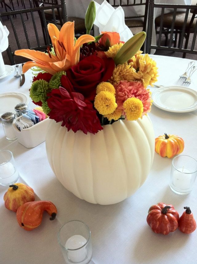 tekvicová biela dekorácia váza kytica jesenné kvety
