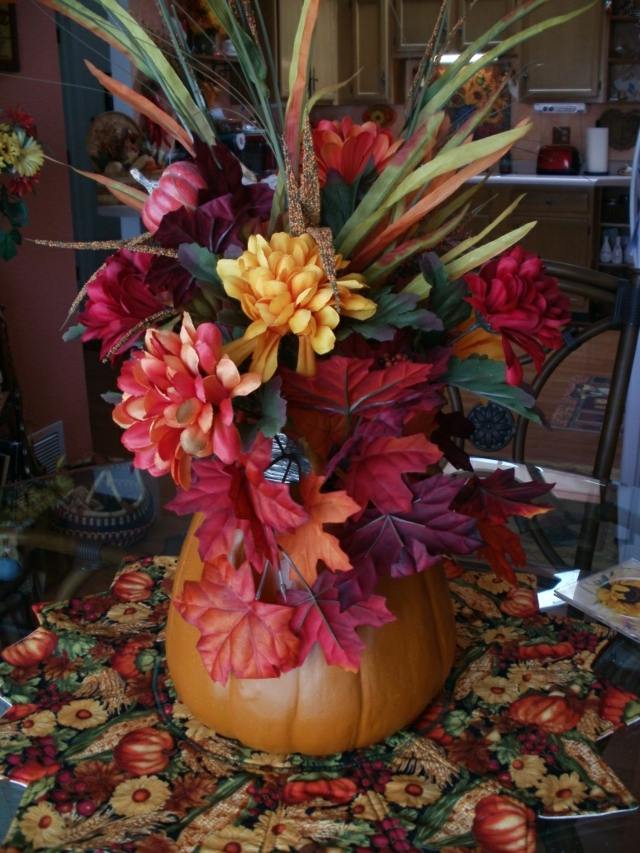 stredobod svadobnej tabule tekvicová váza kvety jesenných farieb