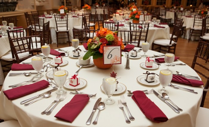 Večerná reštaurácia oslavuje nápady na dekoráciu stola z tekvice oslavovať výzdobu stola nápady tekvica červené obrúsky