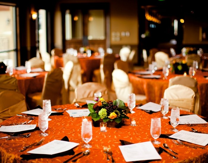 Herbstdeko oranžový obrus nápady kvety nápady na oranžový obrus aranžovanie kvetov