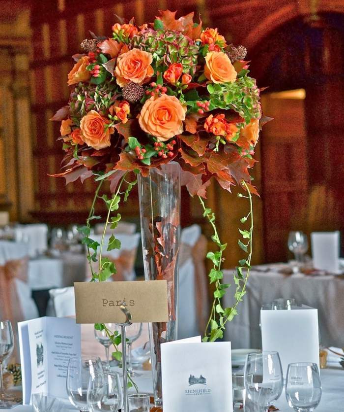 Kytica ružových nápadov na svadbu Jesenné svadobné nápady ruže padajú listy