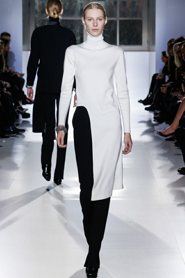 Módne nápady biely top čierne nohavice rolák Top čierne nohavice rolák jeseň zima 2014_2015balenciaga7
