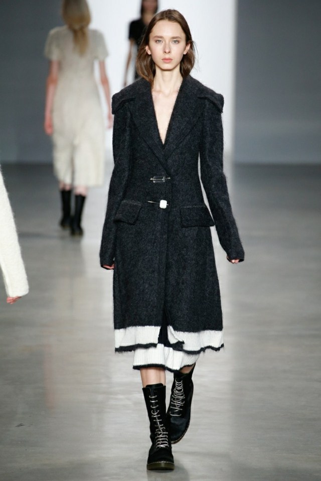 Módne nápady čierno biely látkový kabát jeseň zima biely látkový kabát jeseň zima 2014 2015 CalvinKlein3