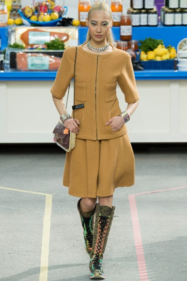 horčicovožltá dvojdielna blejzerová sukňa po kolená jeseň-zima 2014 2015Chanel4