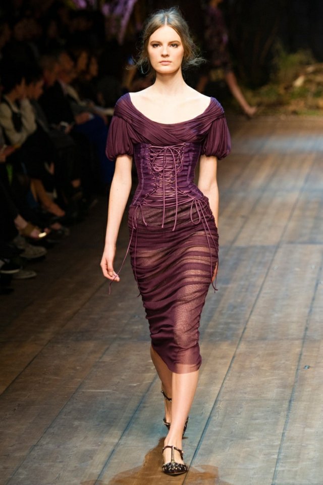 Koktejlové šaty bordovej farby jeseň-zima 2014 2015 Burgundská farba JeseňZima 2014 2015Dolce_Gabbana2