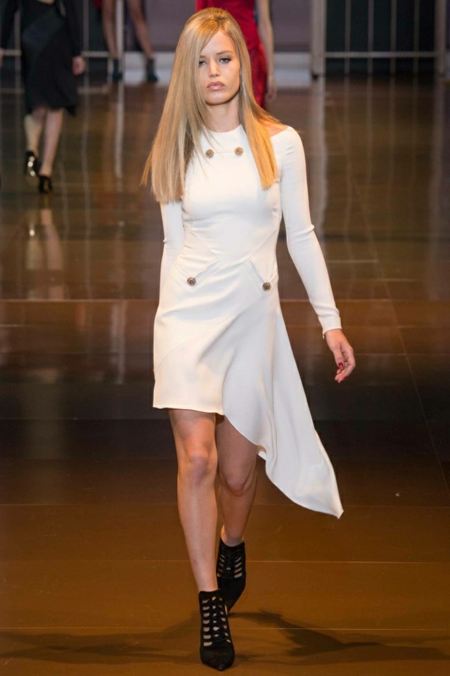 biele šaty asymetrického strihu 2014 Šaty asymetrického strihu 2014 2015versace1