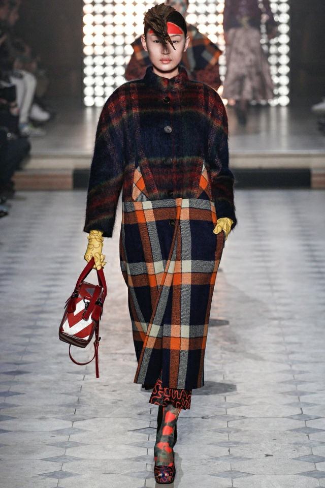 dlhý károvaný vzor kabelky Vivienne Westwood s plédom vivienne-westwood-kockované-vzorované-pančuchové nohavice