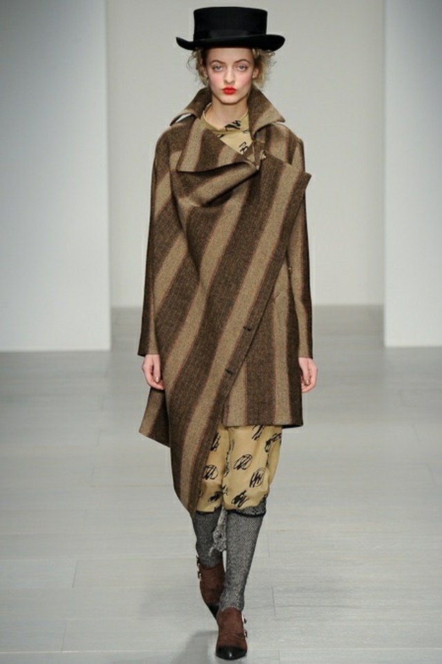 Kabát z károvanej látky, šál, nohavice so vzorom vivienne-westwood-pruhovaný kabát-asymetrický klobúk