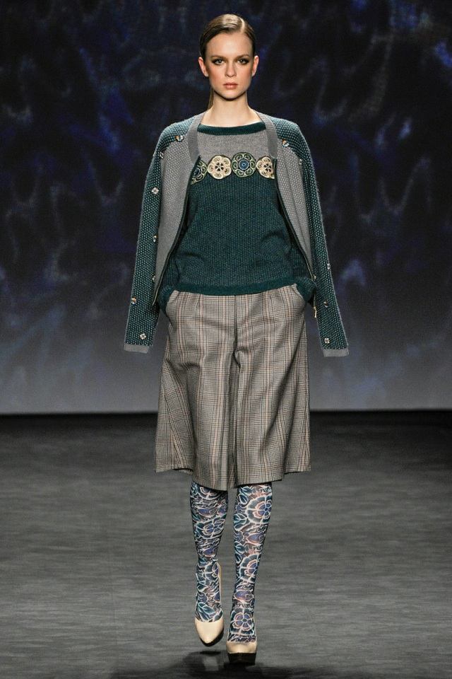 štýlové oblečenie v sivých a taupe tónoch od Vivienne Tam Vivienne-tam-vzorované pančuchové nohavice-károvaná sukňa-blúzka-so vzorom