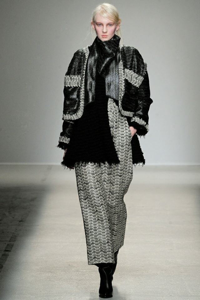 čiernobiele tóny vlnenej látky veronique-leroy-sukňa-dlhá-s-vysokým pásom