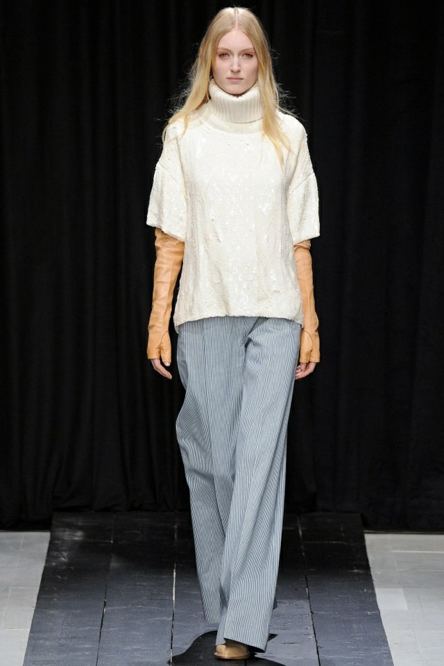 Maxi nohavice široké v modrej rolákovej blúzke s krátkym rukávom veronique-branquinho-maxi-nohavice-sveter-kratky rukav