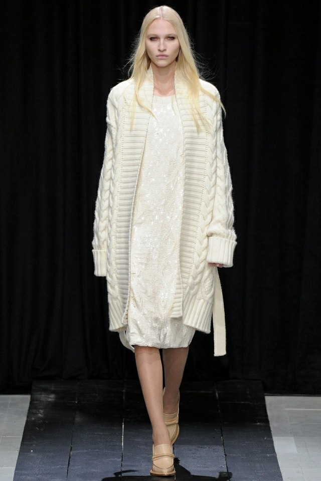 Vesta v bielych pletených moderných šatách s gumičkou na okraji veronique-branquinho-dlhá-pletená-vesta-šaty