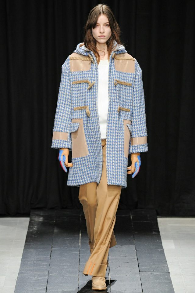 hnedý a nebesky modrý vzorovaný kabát s vreckami veronique-branquinho-károvaný kabát-obloha modro-béžová