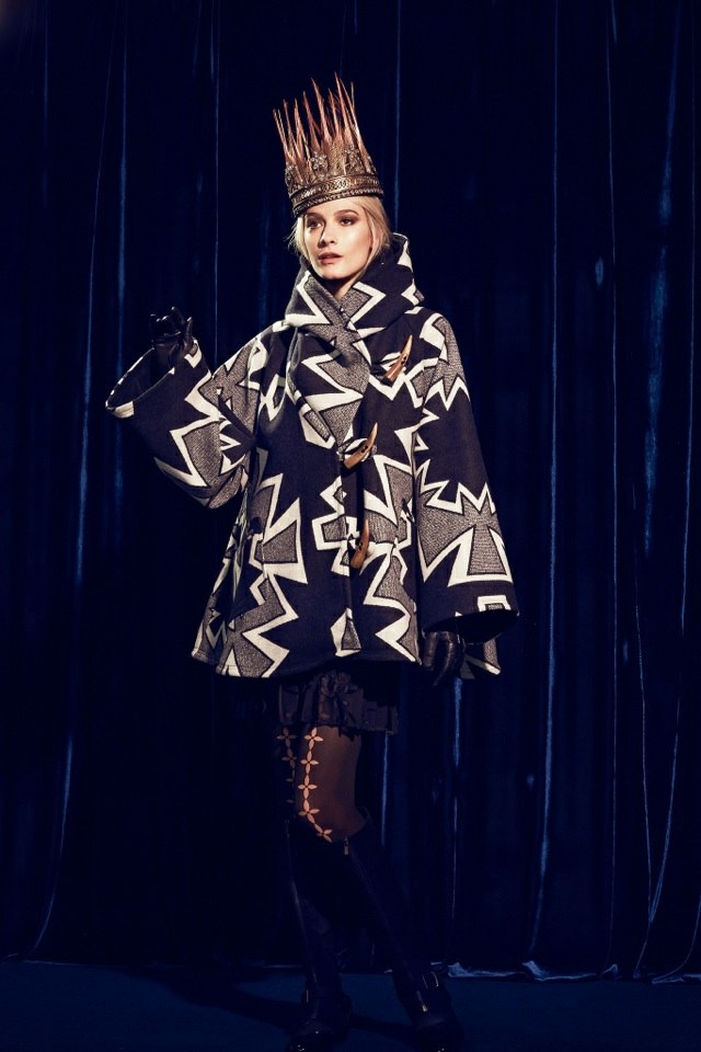 Pelerine so vzorom od kovovej korunky Lindsey Thornburg lindsey-thornburg-kabát-pelerínový vzor