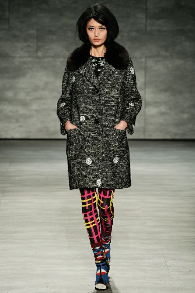 Kárované legíny široký kabát zo sivej látky od Libertine legínové legíny so čiernym kabátom