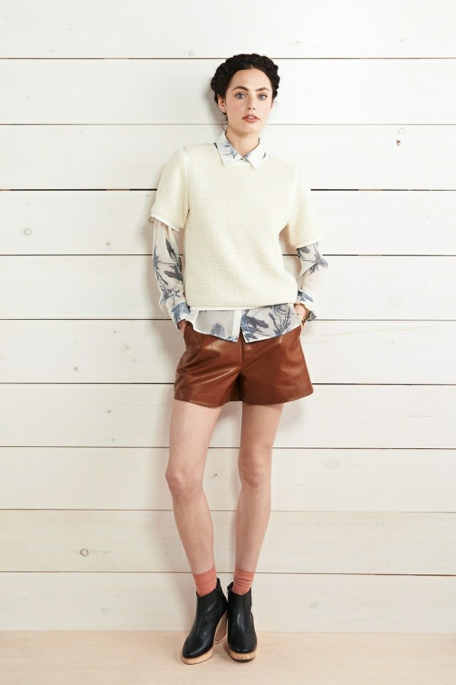 KOLEKCIA Kolekcia pripravená na nosenie s kvetinovým vzorom a krátkymi nohavičkami Lederhose-krátka kvetinová košeľa-vesta-drobet