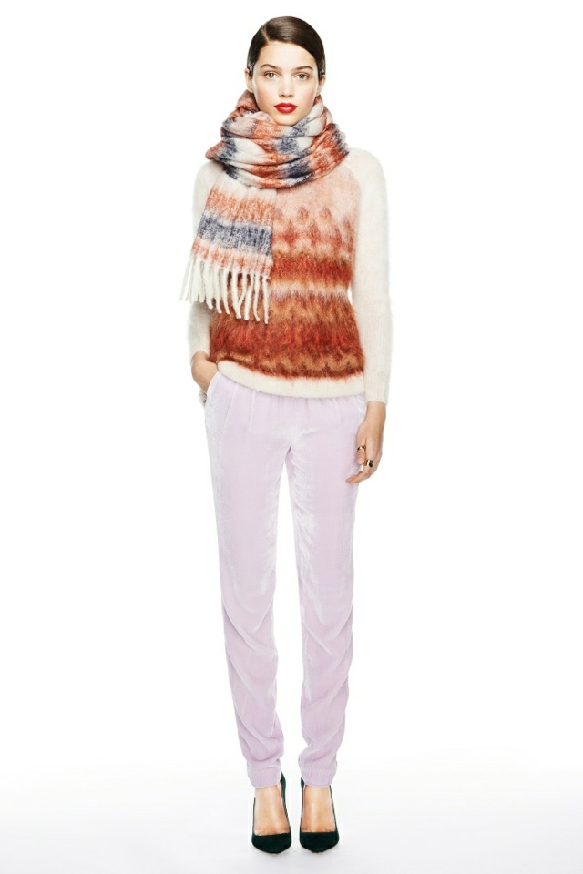 Nohavice vyrobené zo zamatového textilného sveteru s farebnými šálmi s bielymi rukávmi j-crew-biele nohavice-zo-zamatu-svetra-vzorovane
