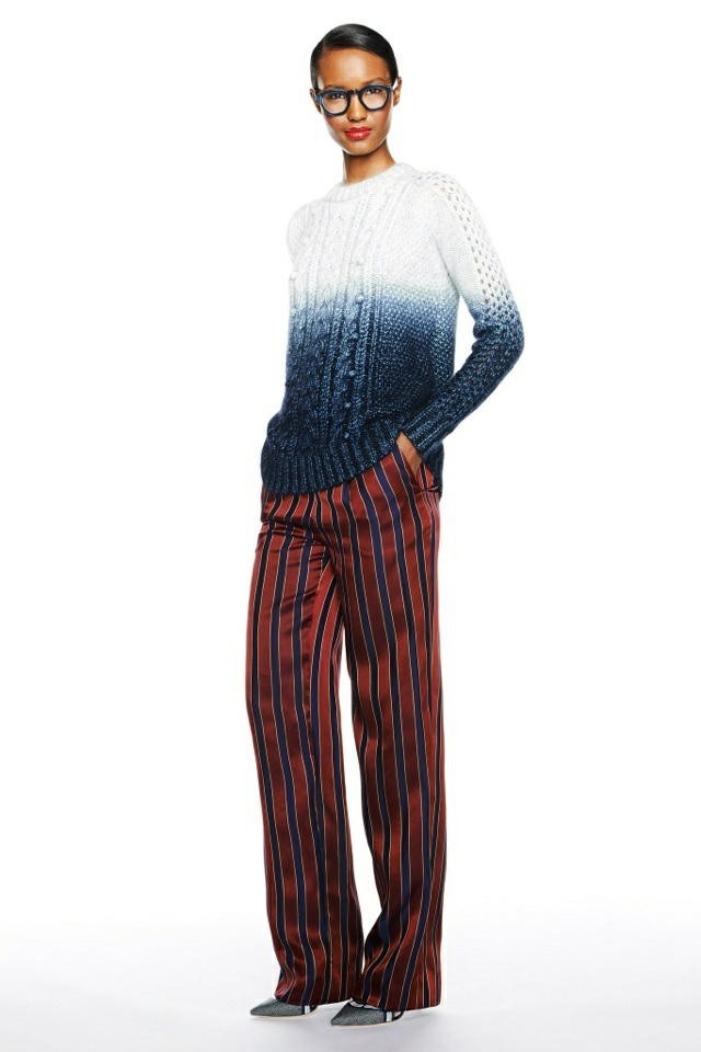 vzorované nohavice v splývavých farbách od J. Crewa j-crew-pruhované nohavice-sveter-dvojfarebný