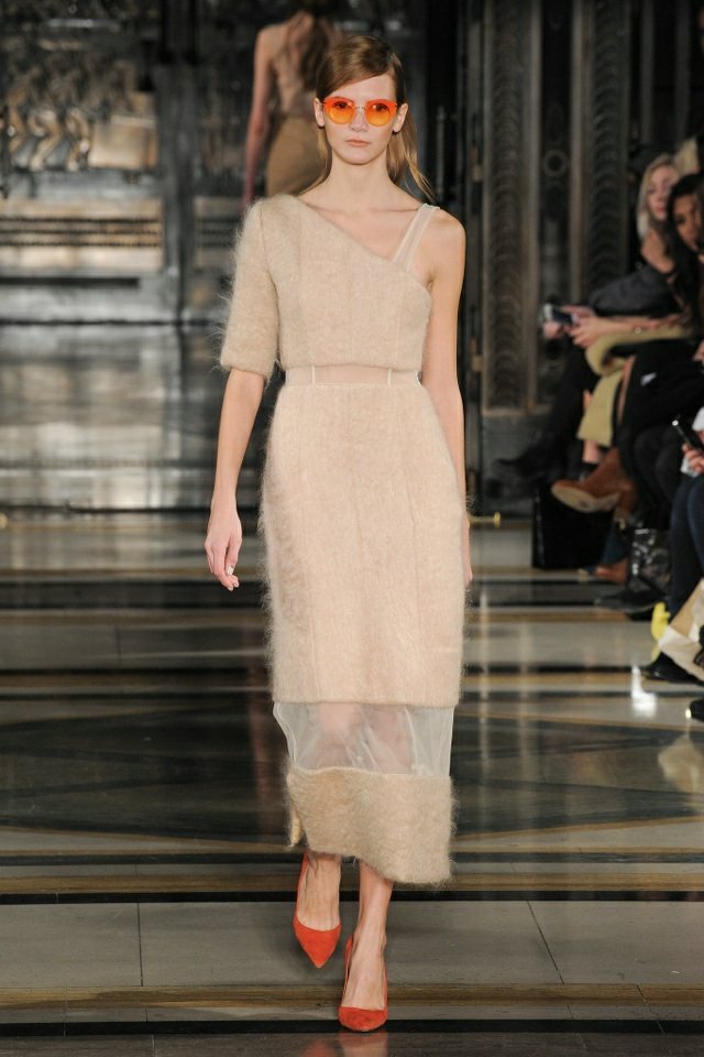 večerné šaty s akcentmi svetlých ruží od Feldera Feldera polia-polia-večerné-šaty-z-vlny-a-hodvábu-béžovej